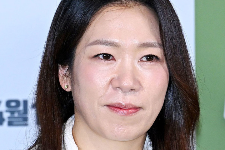 노란 수영복에 섹시한 몸매 어필하는 존예 처자