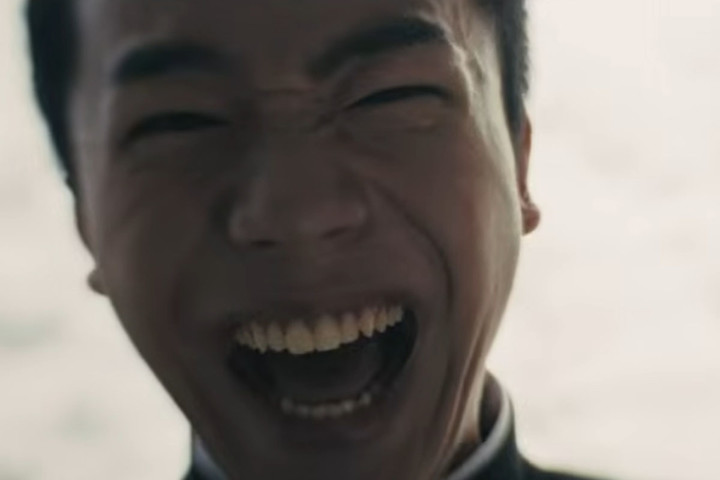 노란 수영복에 섹시한 몸매 어필하는 존예 처자