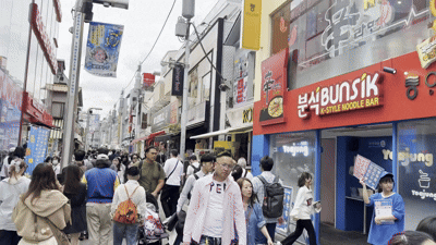 평일 오후 시간대에도 다케시타 거리에는 10대 현지인부터 가족 단위 외국인 관광객까지 몰렸다. 뉴스1 ⓒ News1 황두현 기자