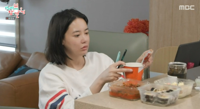 노란 수영복에 섹시한 몸매 어필하는 존예 처자