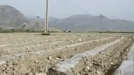 이란 경찰이 격추된 F-15에서 탈출한 미군 장교 수색, 구조 임무 수행을 위해 저공 비행하는 블랙호크 헬기 두대에 총격을 가하고 있다./X