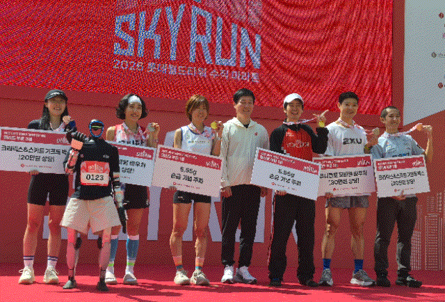 19일 오전 11시 15분 서울 잠실 롯데월드타워에서 열린 제8회 스카이런(SKY Run) 엘리트 부문 남녀 시상식이 진행됐다. 이번 엘리트 부문 남녀 1위는 일본인 참가자 요지 와타나베(남자)와 유코 타테이시씨(여자). /민영빈 기자