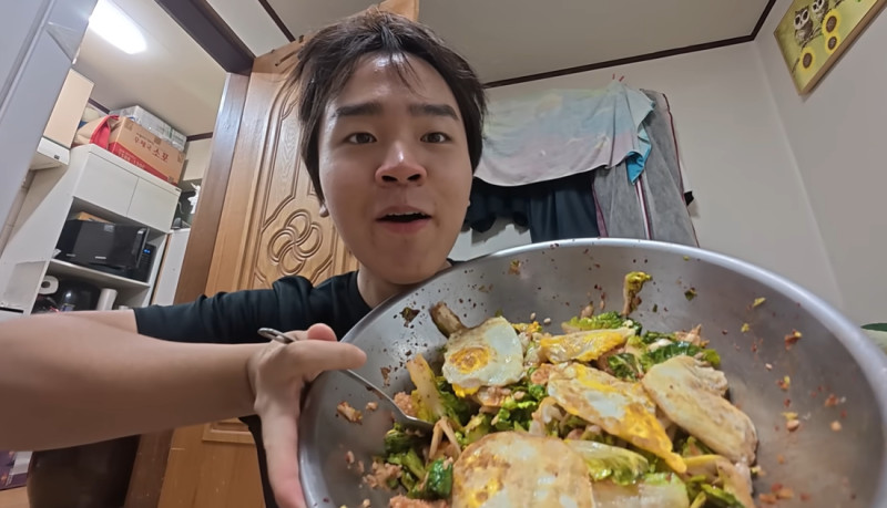 노란 수영복에 섹시한 몸매 어필하는 존예 처자