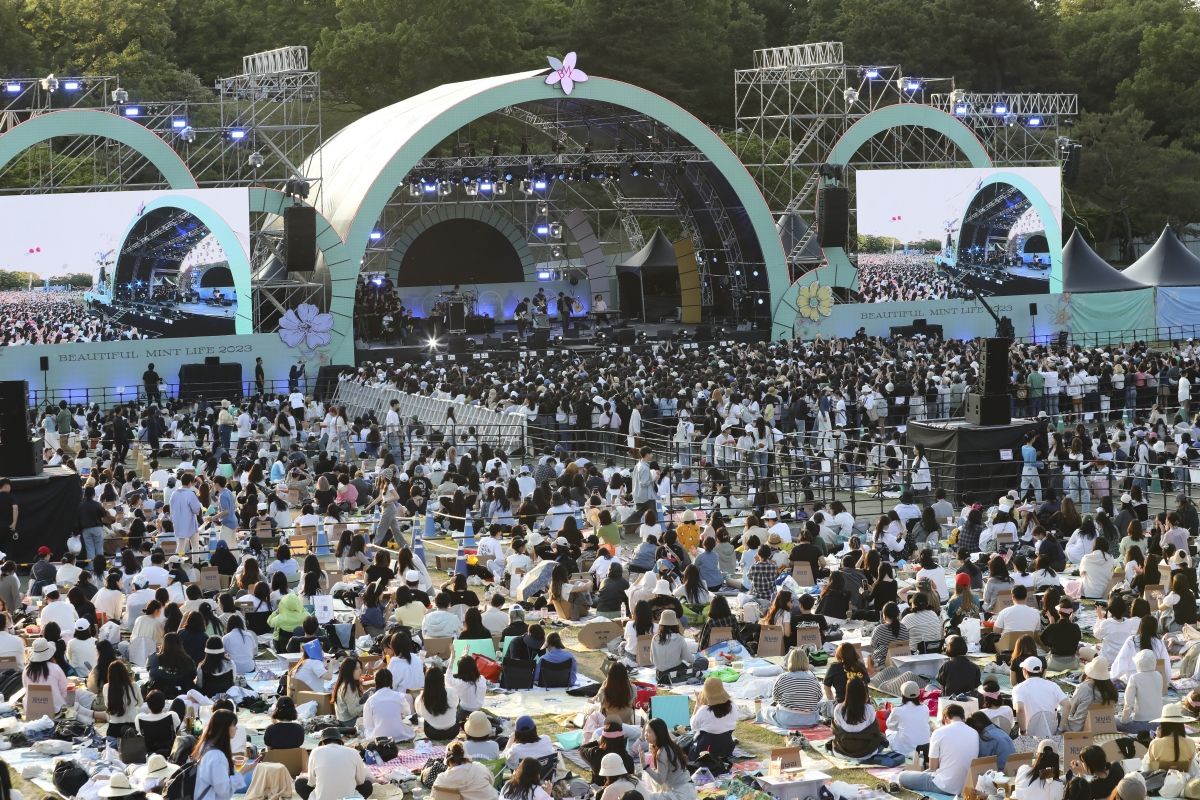 노란 수영복에 섹시한 몸매 어필하는 존예 처자