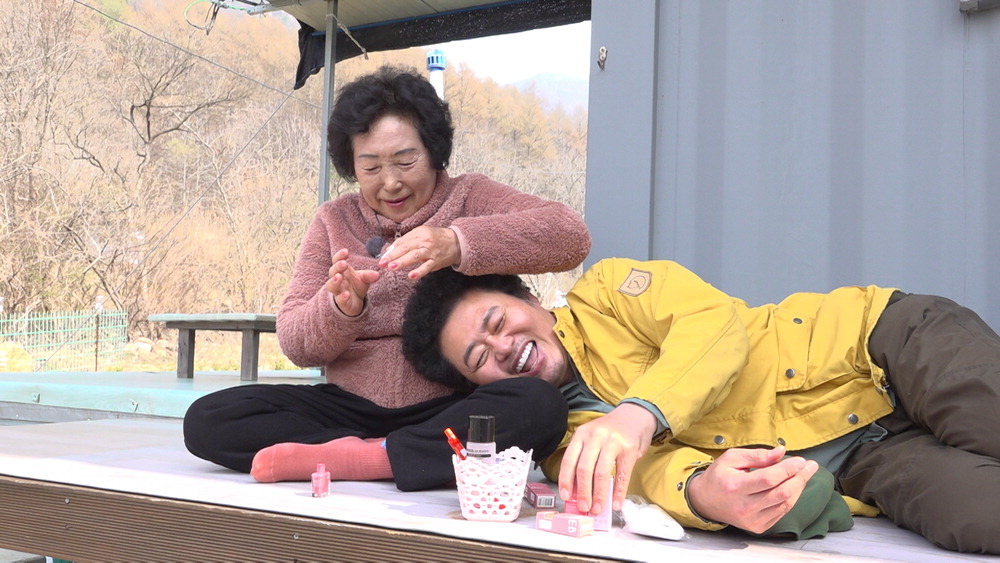 노란 수영복에 섹시한 몸매 어필하는 존예 처자