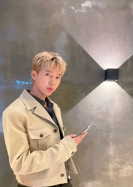 노란 수영복에 섹시한 몸매 어필하는 존예 처자
