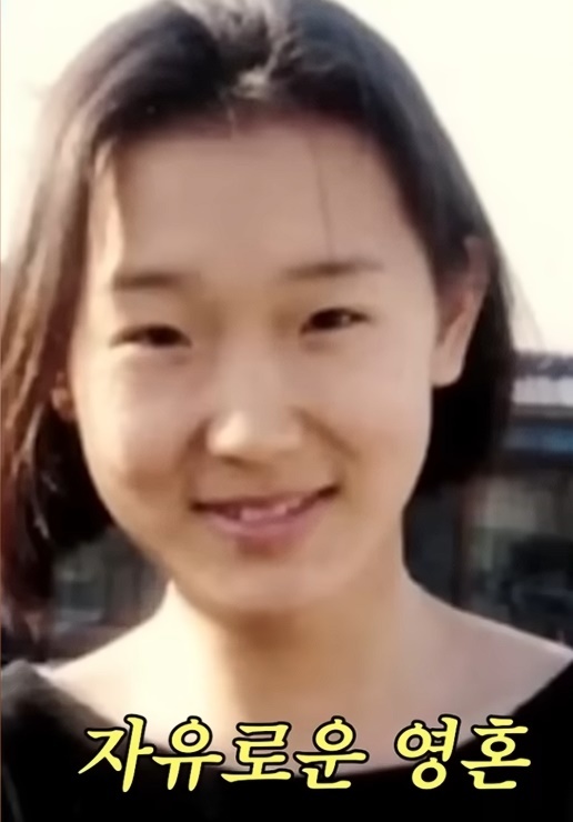 노란 수영복에 섹시한 몸매 어필하는 존예 처자