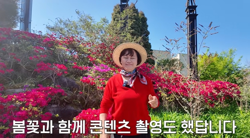 노란 수영복에 섹시한 몸매 어필하는 존예 처자