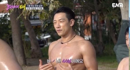 노란 수영복에 섹시한 몸매 어필하는 존예 처자
