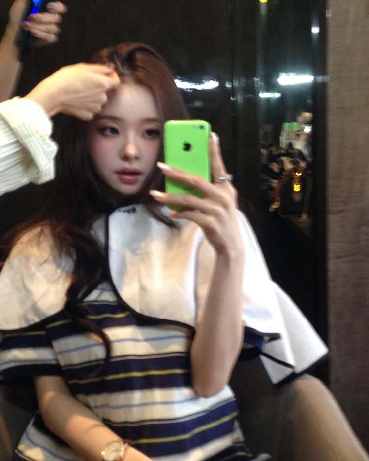 노란 수영복에 섹시한 몸매 어필하는 존예 처자