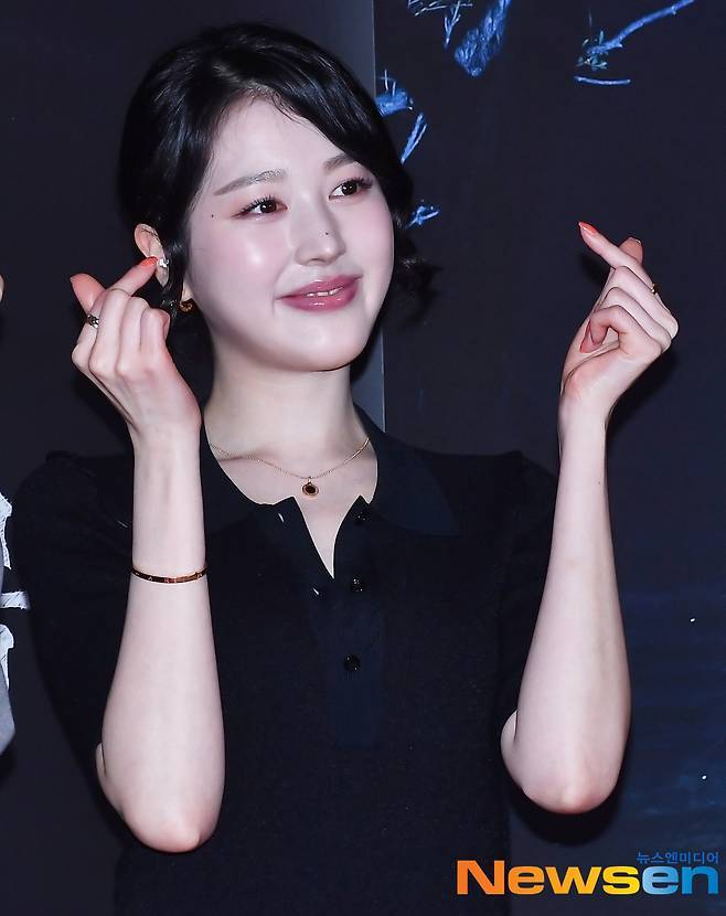 노란 수영복에 섹시한 몸매 어필하는 존예 처자