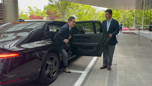 [서울=뉴시스] 박나리 기자 = 이재용 삼성전자 회장이 19일 서울 강서구 서울김포비즈니스항공센터에서 인도·베트남 순방을 위해 출국장으로 이동하고 있다. 2026.04.19. parknr@newsis.com