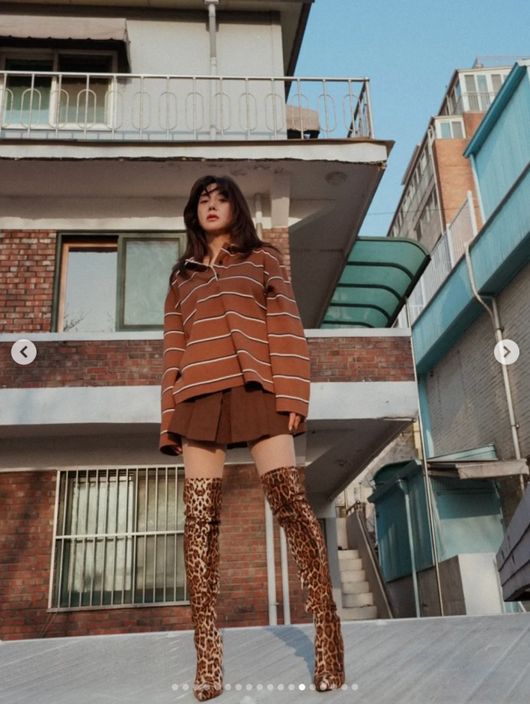 노란 수영복에 섹시한 몸매 어필하는 존예 처자