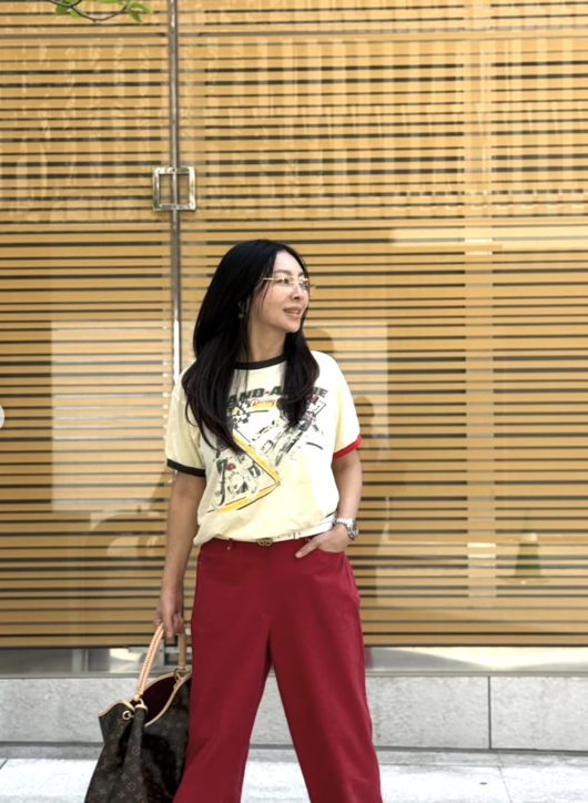 노란 수영복에 섹시한 몸매 어필하는 존예 처자