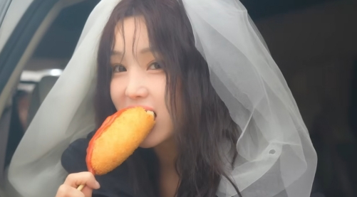 노란 수영복에 섹시한 몸매 어필하는 존예 처자
