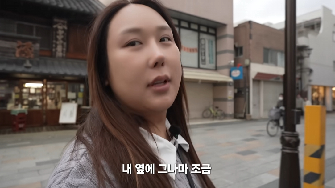 노란 수영복에 섹시한 몸매 어필하는 존예 처자