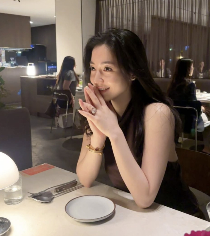 노란 수영복에 섹시한 몸매 어필하는 존예 처자