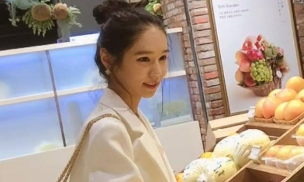 노란 수영복에 섹시한 몸매 어필하는 존예 처자