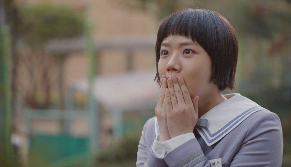 노란 수영복에 섹시한 몸매 어필하는 존예 처자
