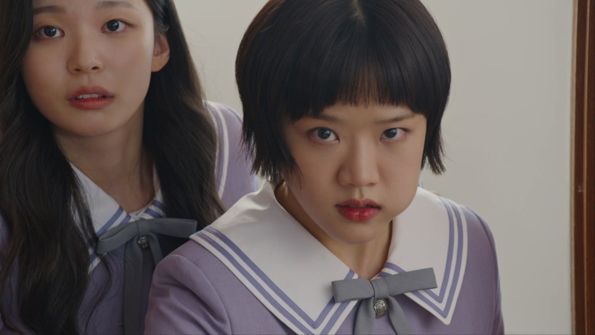노란 수영복에 섹시한 몸매 어필하는 존예 처자
