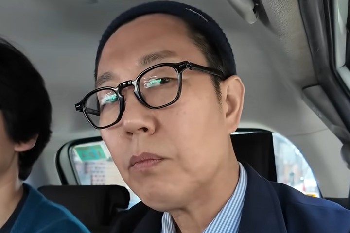 노란 수영복에 섹시한 몸매 어필하는 존예 처자