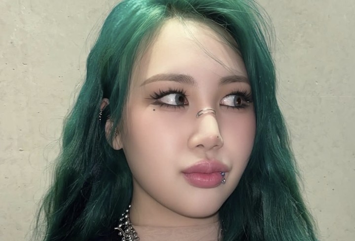 노란 수영복에 섹시한 몸매 어필하는 존예 처자