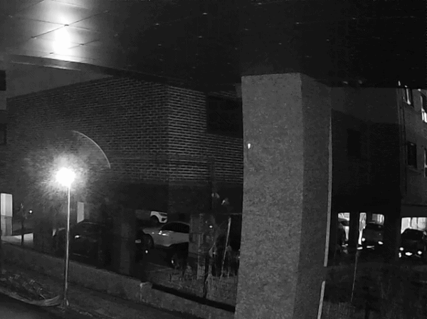 A 씨가 가스 배관을 타고 사람이 없는 집으로 침입하는 모습. (용인동부경찰서 제공. 재판매 및 DB 금지) 2026.4.20/뉴스1