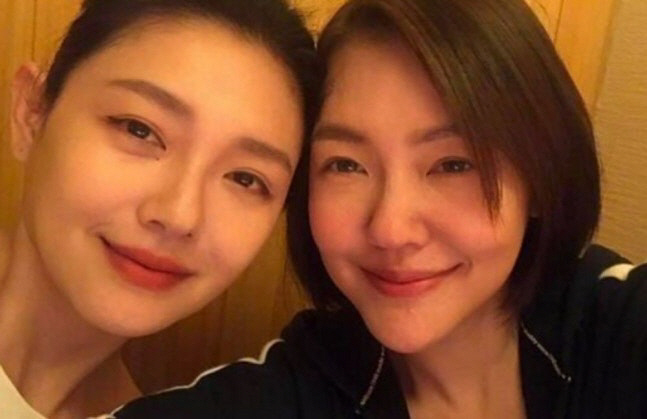 노란 수영복에 섹시한 몸매 어필하는 존예 처자