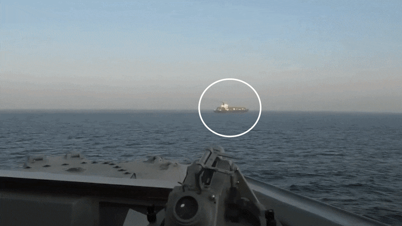 19일(현지시각) 미 중부사령부가 아라비해에서 미군의 봉쇄를 뚫고 운항하는 이란 국적의 선박 '투스카호'에 경고하고 발포하는 영상을 공개했다. /미 중부사령부X