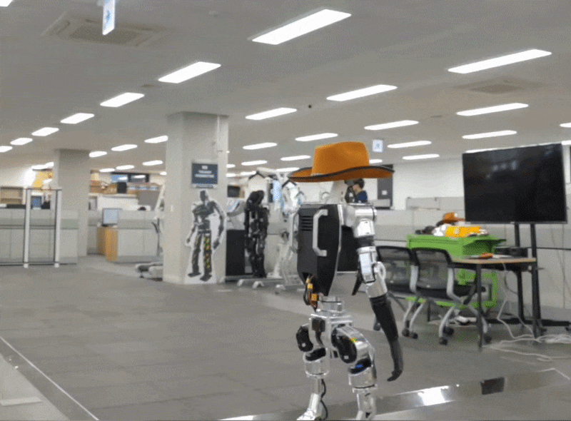 로보티즈가 처음 공개한 이족보행 휴머노이드 로봇 'AI 사피엔스'가 외발서기를 하는 모습./로보티즈 제공