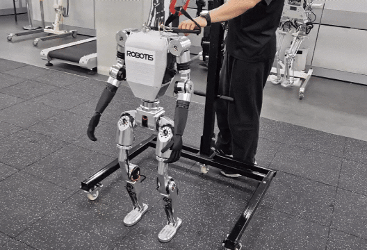 로보티즈의 휴머노이드 로봇 'AI 사피엔스'가 '강남스타일' 안무를 추는 모습./로보티즈 제공