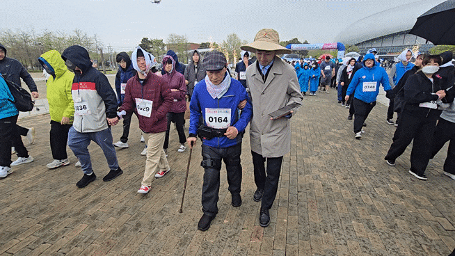경증 뇌병변 장애가 있는 양용석(76)씨가 보조 로봇 ‘엔젤슈트 H10’을 착용하고 20일 화성종합경기타운 광장에서 열린 ‘아름다운 동행, 함께 걷는 봄길’ 행사에 참가해 걷고 있다./정두용 기자