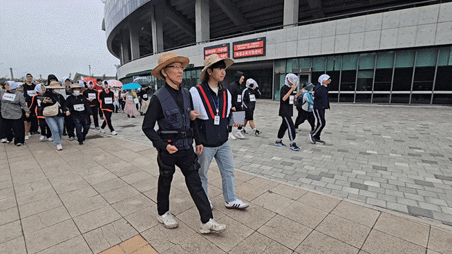 중증 뇌병변 장애가 있는 이병식(64)씨가 보조 로봇 ‘엔젤슈트 H10’을 착용하고 20일 화성종합경기타운 광장에서 열린 ‘아름다운 동행, 함께 걷는 봄길’ 행사에 참가해 걷고 있다./정두용 기자