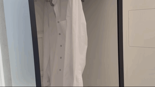 삼성전자 2026년형 비스포크 AI 에어드레서에 탑재된 주름집중케어 기능을 누르면 옷이 강하게 흔들릴 정도로 세찬 바람이 나와 주름을 펴준다. 사진=임수빈 기자