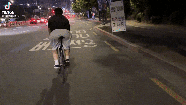 사진은 기사 내용과 무관.  제동장치 없는 픽시 자전거를 멈추기 위해서는 바퀴를 흔들어 속도를 줄여야 한다. [인터넷 커뮤니티]