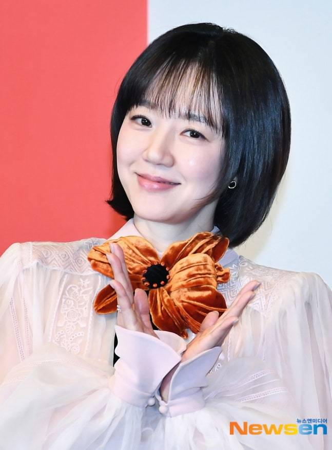 노란 수영복에 섹시한 몸매 어필하는 존예 처자