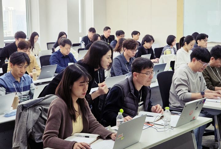 노란 수영복에 섹시한 몸매 어필하는 존예 처자