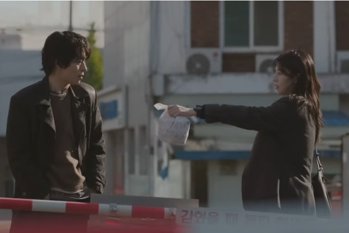 노란 수영복에 섹시한 몸매 어필하는 존예 처자