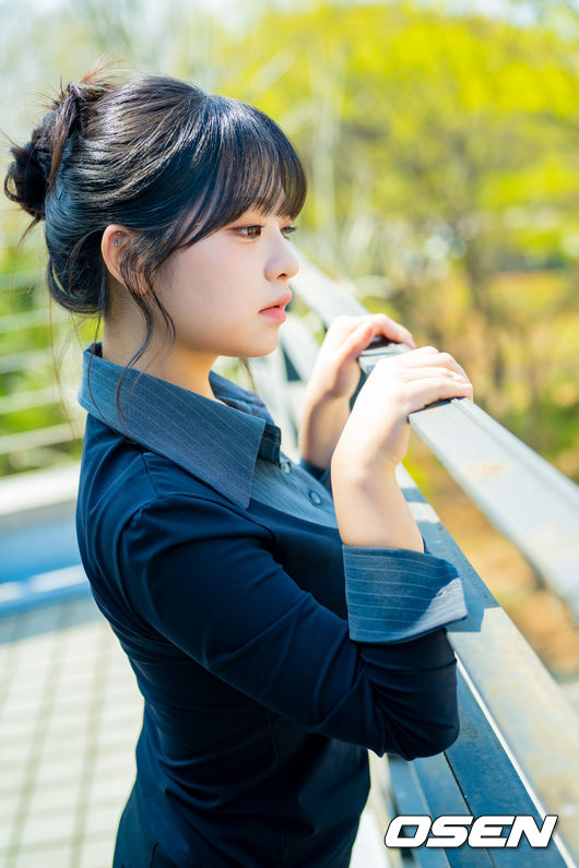 노란 수영복에 섹시한 몸매 어필하는 존예 처자