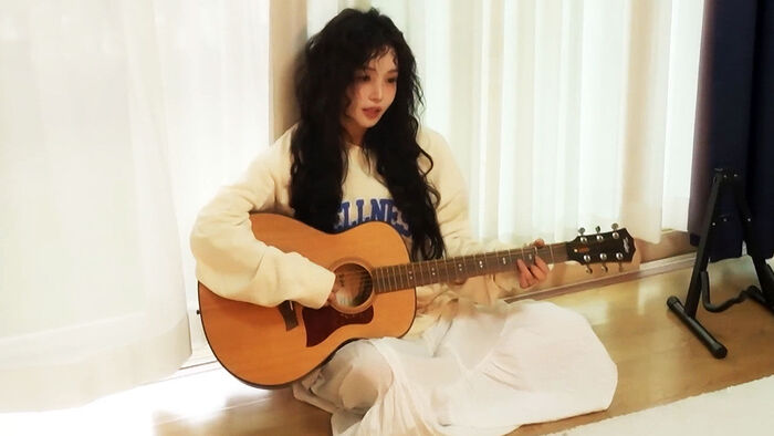노란 수영복에 섹시한 몸매 어필하는 존예 처자