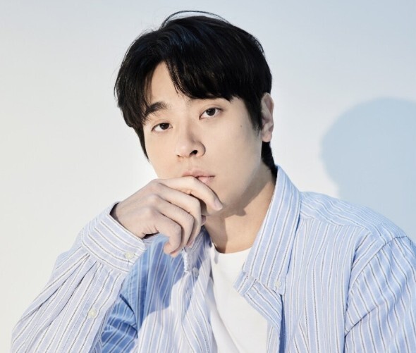노란 수영복에 섹시한 몸매 어필하는 존예 처자