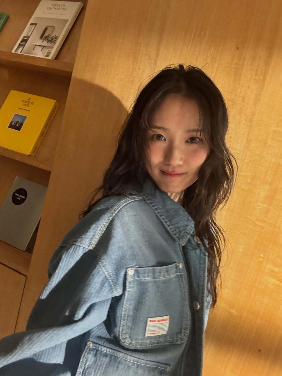 노란 수영복에 섹시한 몸매 어필하는 존예 처자