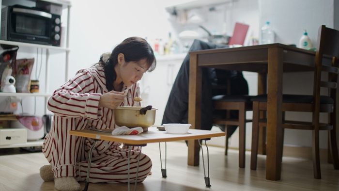 노란 수영복에 섹시한 몸매 어필하는 존예 처자