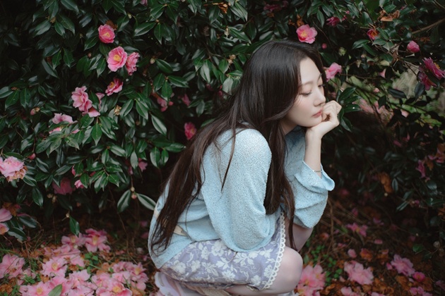 노란 수영복에 섹시한 몸매 어필하는 존예 처자