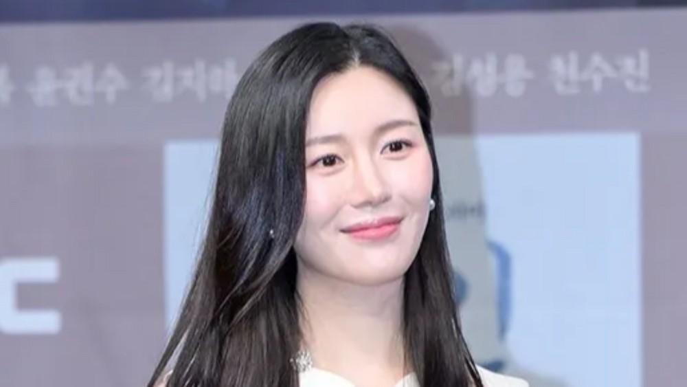 노란 수영복에 섹시한 몸매 어필하는 존예 처자