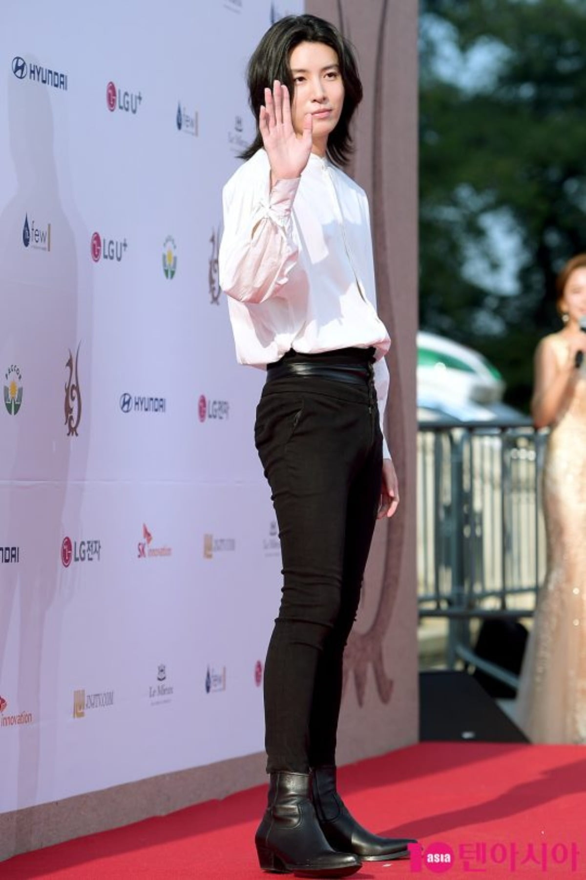 노란 수영복에 섹시한 몸매 어필하는 존예 처자