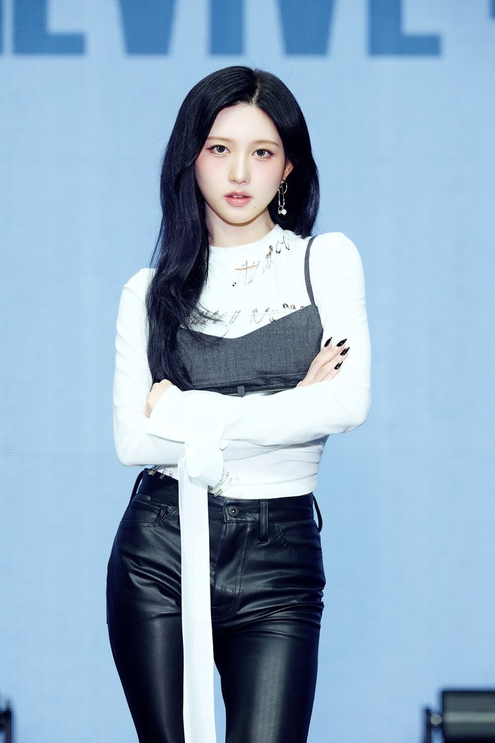노란 수영복에 섹시한 몸매 어필하는 존예 처자