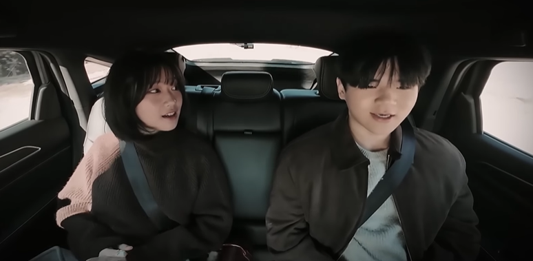 노란 수영복에 섹시한 몸매 어필하는 존예 처자