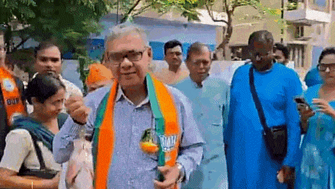 서벵골 의회 선거에 출마한 샤르다왓 무케르지 후보가 물고기를 들고 선거 운동을 하고 있다. 인도 언론인 프리야 싱 엑스 갈무리