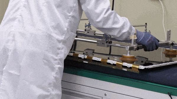 고장 난 부품만 정밀 분해해 교체하는 단품 수리.[삼성전자서비스]